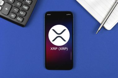 Dalgalanma XRP sembolü. Şifreli para ticareti, dijital ve sanal para, cep telefonu konsepti ile bankacılık. Çalışma alanı, masa üstü görünümü 