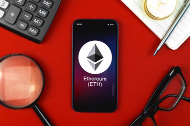 Ethereum ETH sembolü. Şifreli para ticareti, dijital ve sanal para, cep telefonu konsepti ile bankacılık. Çalışma alanı, masa üstü görünümü 