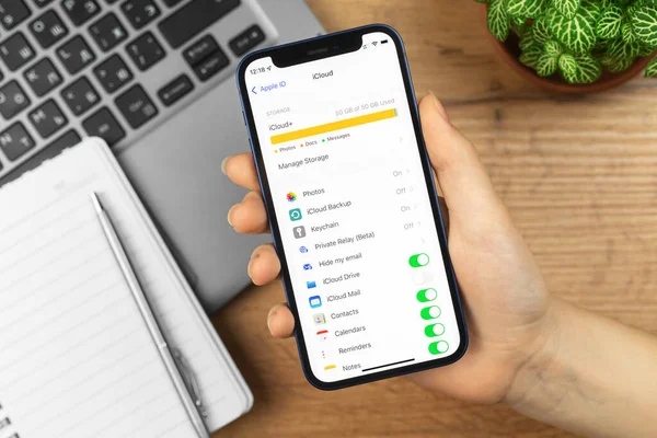 Kharkov, Ukrayna - 21 Kasım 2021: iCloud 'daki boş alanları Apple iPhone' dan kontrol edin. İş yeri, ahşap masa, üst manzara. 