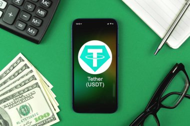 USDT sembolünü bağla. Şifreli para ticareti, dijital ve sanal para, cep telefonu konsepti ile bankacılık. Çalışma alanı, masa üstü görünümü 