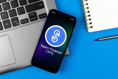 Yearn Finans sembolü. Şifreli para ticareti, dijital ve sanal para, cep telefonu konsepti ile bankacılık. Çalışma alanı, masa üstü görünümü