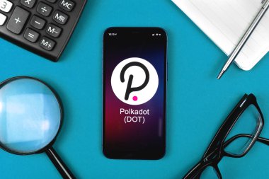 Polkadot DOT sembolü. Şifreli para ticareti, dijital ve sanal para, cep telefonu konsepti ile bankacılık. Çalışma alanı, masa üstü görünümü 