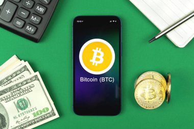 Bitcoin BTC sembolü. Şifreli para ticareti, dijital ve sanal para, cep telefonu konsepti ile bankacılık. Çalışma alanı, masa üstü görünümü
