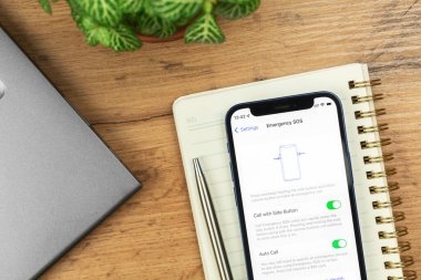 Kharkov, Ukrayna - 21 Kasım 2021: Apple iPhone 'da acil durum ekranı. İş yeri, ahşap masa, üst manzara.