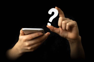 Cep telefonu ve SSS sembolü. Teknoloji, bilgi, hizmet kavramı. Destek. Siyah arkaplan 