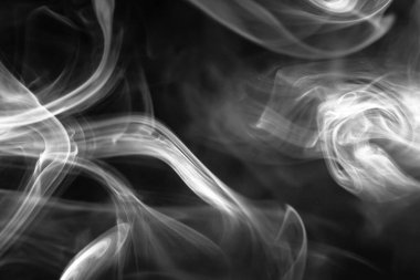 Siyah arka planda duman etkisi. Sis veya sis dokusu, soyut ve akışkan 