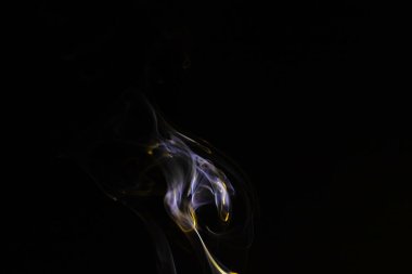 Siyah arkaplanda renkli duman, soyut arkaplan 