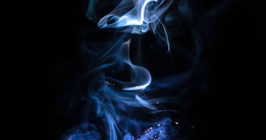Siyah arka planda soyut mum dumanı. Renkli sis dokusu 