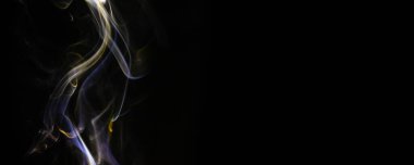 Siyah arkaplanda sis hareketi, afiş, duman dokusu fotoğrafı