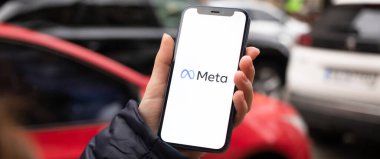 Kharkov, Ukrayna - 1 Aralık 2021: Meta yeni Facebook adı ve logosu. Afiş fotoğrafı. Cep telefonlu el, iş konsepti