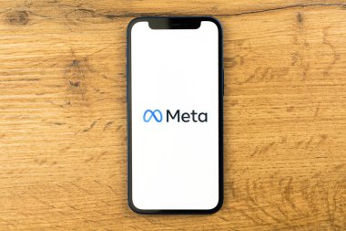 Kharkov, Ukrayna - 1 Aralık 2021: Meta yeni Facebook adı ve logosu. Ahşap masa arkaplan fotoğrafı 