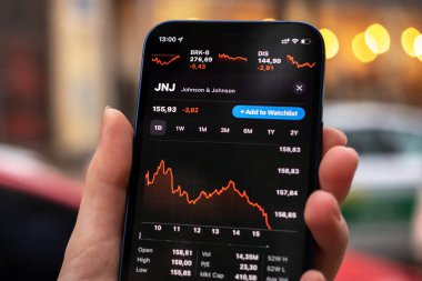 Kharkov, Ukrayna - 1 Aralık 2021: Johnson ve Johnson JNJ borsası. Finansal grafikler, yatırım, dijital bankacılık konsepti fotoğrafı. Elinde borsa uygulaması olan akıllı telefon. 