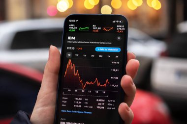 Kharkov, Ukrayna - 1 Aralık 2021: IBM borsası. Finansal grafikler, yatırım, dijital bankacılık konsepti fotoğrafı. Elinde borsa uygulaması olan akıllı telefon. 