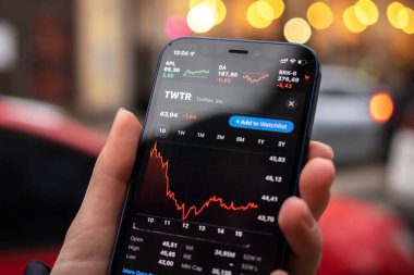 Harkov, Ukrayna - 1 Aralık 2021: Twitter TWTR hisse senedi ticareti. Finansal grafikler, yatırım, dijital bankacılık konsepti fotoğrafı. Elinde borsa uygulaması olan akıllı telefon. 