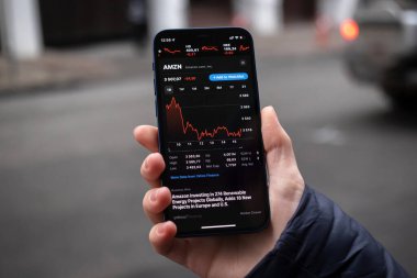 Kharkov, Ukrayna - 1 Aralık 2021: Amazon AMZN borsası. Finansal grafikler, yatırım, dijital bankacılık konsepti fotoğrafı. Elinde borsa uygulaması olan akıllı telefon. 