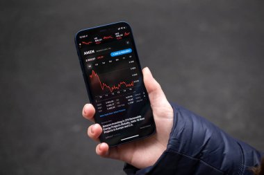 Kharkov, Ukrayna - 1 Aralık 2021: Amazon AMZN borsası. Finansal grafikler, yatırım, dijital bankacılık konsepti fotoğrafı. Elinde borsa uygulaması olan akıllı telefon. 
