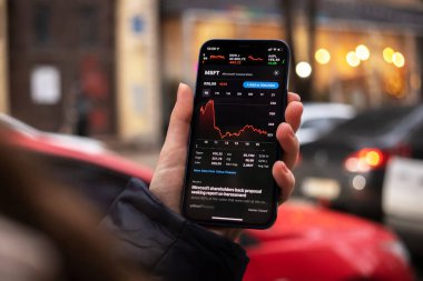 Kharkov, Ukrayna - 1 Aralık 2021: Microsoft MSFT borsası. Finansal grafikler, yatırım, dijital bankacılık konsepti fotoğrafı. Elinde borsa uygulaması olan akıllı telefon. 