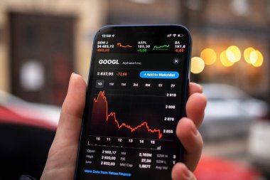 Kharkov, Ukrayna - 1 Aralık 2021: Google GoOGL hisse senedi ticareti kapanışı. Finansal grafikler, yatırım, dijital bankacılık konsepti. Elinde borsa uygulaması olan akıllı telefon. 