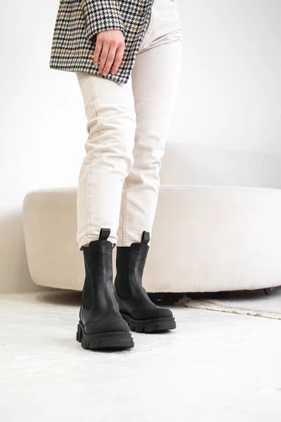 Botas de invierno cómodas para mujer. Estilo casual para todos los días. Grabado en estudio. Chica de moda en pantalones blancos y chaqueta —  Fotos de Stock