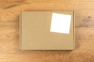 Ahşap masa arkasında kahverengi karton kutu. Model, dağıtım konsepti ve ürünlerinizi nakliye vs..