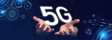 5G ağı. Geleceğin kablosuz sistemleri, yüksek hızlı mobil internet, küresel teknoloji kavramı. 5G sembollü eller. İş sancağı