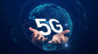 5G ağı. Geleceğin kablosuz sistemleri, yüksek hızlı mobil internet, küresel teknoloji kavramı. 5G sembollü eller. İş dünyası