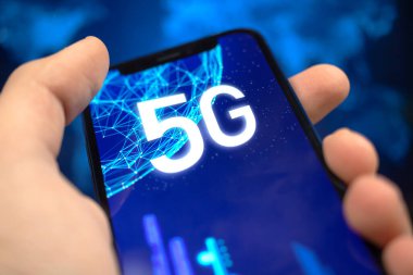 Adam 5G ağ bağlantısı olan akıllı telefon kullanıyor. Yüksek hızlı mobil internetin geleceği, küresel kablosuz teknoloji geçmişi