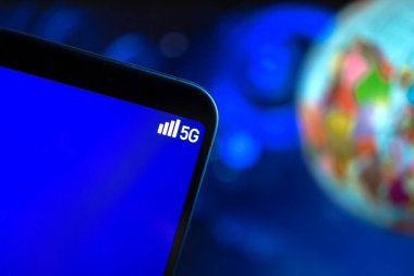 Cep telefonu 5G ağ kablosuz sistemine bağlı. Küresel yüksek hız yoğun teknoloji kavramı arkaplan fotoğrafı