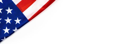 Beyaz arka planda ABD bayrağı. Pankart, üst manzara, kopyalama alanı. Anma Günü için Amerikan bayrağı, 4 Temmuz, İşçi Bayramı konsepti