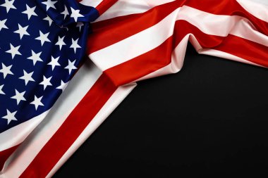 Anma Günü için Amerikan bayrağı, 4 Temmuz ya da İşçi Bayramı. Siyah arkaplanda ABD bayrağı, kopyalama alanı, üst görünüm