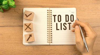 Liste 2022 konsepti için. Boş defterli ahşap masa arkaplanı. Yeni yıl planları, hedef listesi, strateji. Üst görünüm 