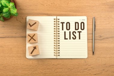 Liste konsepti için. Boş defterli ahşap bir arkaplan. Yeni yıl planları, hedef listesi, strateji. Üst görünüm 