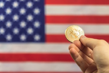 Arka planda Bitcoin ve ABD bayrağı var. Kripto para birimi ve Amerika Birleşik Devletleri kavramı 