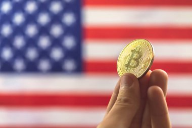 Arka planda Bitcoin ve ABD bayrağı var. Kripto para birimi ve Amerika Birleşik Devletleri kavramı 