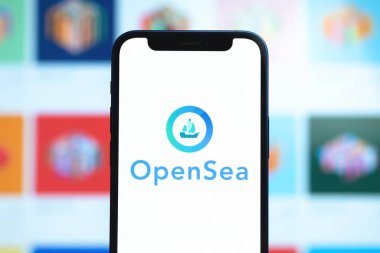 Kharkov, Ukrayna - 17 Aralık 2021: NFT satışı için OpenSea pazarı. Logo cep telefonu ekranında. Kriptoart, dijital sanatlar ve koleksiyonlar kavramı 