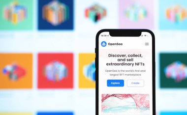 Kharkov, Ukrayna - 17 Aralık 2021: NFT satışı için OpenSea pazarı. Cep telefonu ekranında logosu olan bir site. Kriptoart, dijital sanatlar ve koleksiyonlar kavramı 