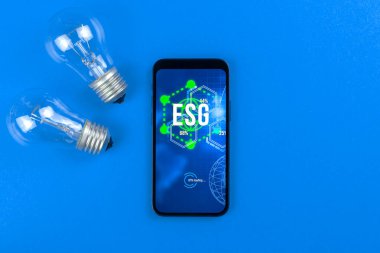 ESG konsepti. Sürdürülebilir ve etik sektörde çevre, sosyal ve yönetim. Modern akıllı telefon masada. Ekoloji bakımı 