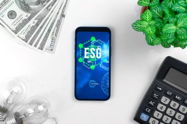 ESG konsepti. Sürdürülebilir ve etik sektörde çevre, sosyal ve yönetim. Mermer masada modern akıllı telefon. Yeşil enerji, ekoloji bakımı 