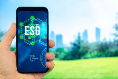 ESG konsepti. Sürdürülebilir ve etik sektörde çevre, sosyal ve yönetim. Akıllı telefon elindeydi. Ekoloji bakımı fikri