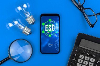 ESG konsepti. Sürdürülebilir ve etik sektörde çevre, sosyal ve yönetim. Modern akıllı telefon masada. Ekoloji bakımı