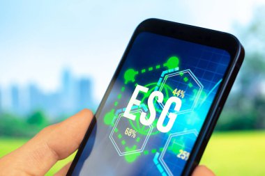 ESG konsepti. Sürdürülebilir ve etik sektörde çevre, sosyal ve yönetim. Akıllı telefon elindeydi. Ekoloji fotoğrafı.