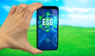 ESG konsepti. Sürdürülebilir ve etik sektörde çevre, sosyal ve yönetim. Akıllı telefon elindeydi. Ekoloji bakımı 