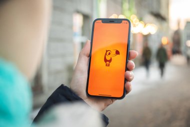 Kharkov, Ukrayna - 25 Aralık 2021: Apple iPhone 12 'de Casa Tookan uygulaması kullanılıyor. Başlık ekranı kapatma, şifreleme ve NFT konsepti 