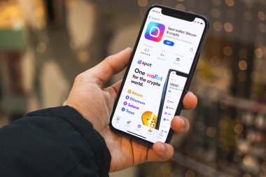 Kharkov, Ukrayna - 25 Aralık 2021: Spot Wallet Bitcoin ve Crypto uygulaması Apple iphone ekranında uygulama mağazasında. Logo, sembol, simge yakın plan