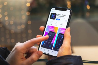 Kharkov, Ukrayna - 25 Aralık 2021: Exodus Crypto Bitcoin Cüzdanı, NFT Crypto Art uygulaması Apple iphone ekranında. Logo, sembol, simge yakın plan