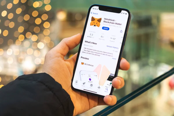 Kharkov, Ukrayna - 25 Aralık 2021: MetaMaske, Engellenmiş Cüzdan NFT Kripto Sanat uygulaması Apple iphone ekranında uygulama mağazasında. Logo, sembol, simge yakın plan