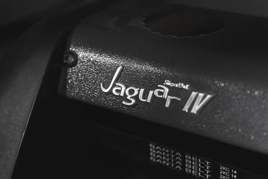 Kharkov, Ukrayna - 24 Aralık 2021: GCC Jaguar PPF vinil kesici, grafiker makine başı, logo yakın plan