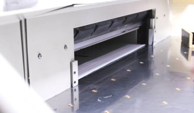 Matbaa endüstrisi, kağıt kaplama görüşlü modern kesici makine.