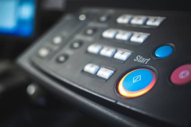 Endüstriyel ekipman arkaplanı kontrol paneli ve başlat düğmesi yakın