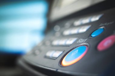 Kontrol paneli ve başlatma düğmesi olan endüstriyel ekipman arkaplanı